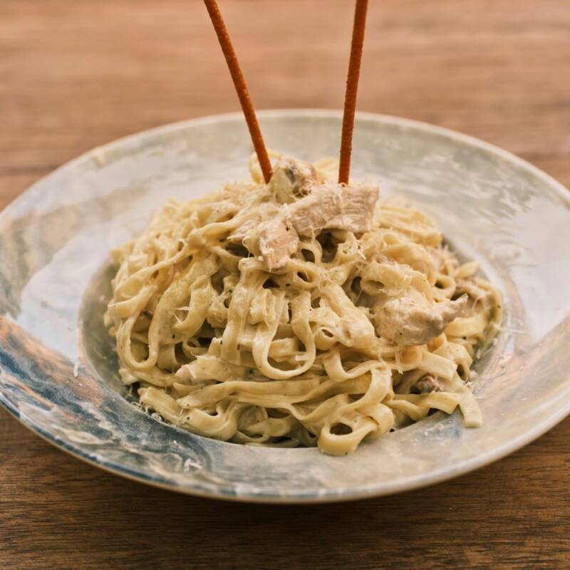 Close up of one pot chicken alfredo pasta on a ceramic plate