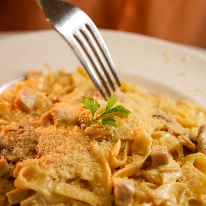 One Pot Chicken Alfredo Recipe (Ready in 35 Minutes)