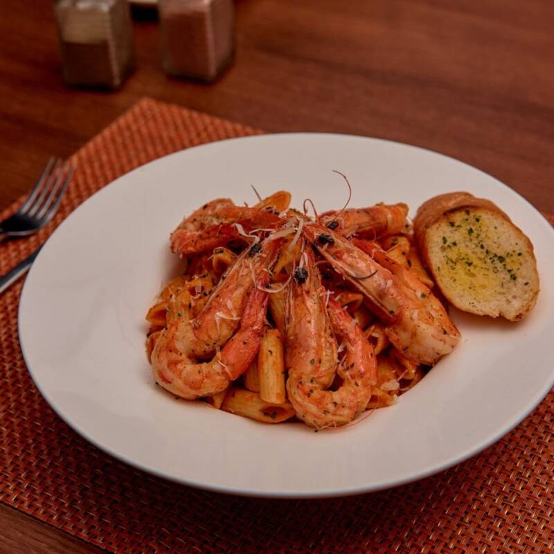 Shrimp scampi pasta served with garlic bread